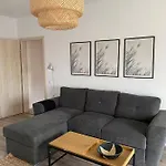 Cozy Place To Remember - With Fireplace & Netflix Apartment *