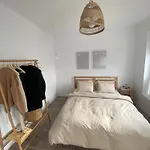 Cozy Place To Remember - With Fireplace & Netflix Apartment *