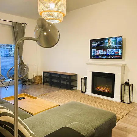 Cozy Place To Remember - With Fireplace & Netflix Apartment *